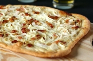 Flammekueche con queso fresco de cabra