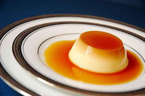 Flan de pino con praliné de piñon, limón helado y caramelo de miel