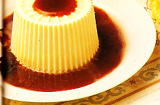 Flan de queso con salsa de fresas