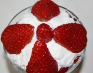 Fresas y nata con bizcochos
