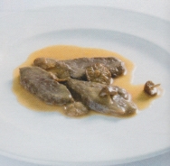 Fricandó de ternera con moixernos y almendras