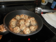 Friendo las albóndigas