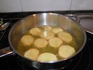 Friendo las patatas