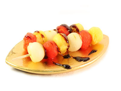 Frutas en brochetas en su jugo