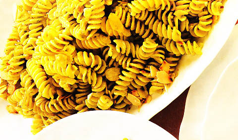 Fusilli aromático con cigalas y almendras