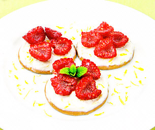 Galletas con crema de limón y frambuesas
