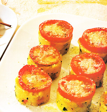 Galletas de patata con "ragú" de pimientos
