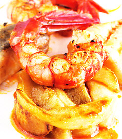 Gallo de S. Pedro con gambones, peras y sobrasada