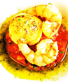 Gambas y vieiras sobre timbal de tomate escalivado