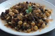 Garbanzos con butifarra negra y blanca