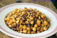 Garbanzos guisados con piñones