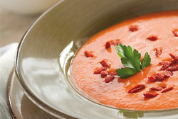 Gazpacho de bayas de goji con queso feta