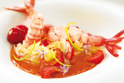Gazpacho de picotas con gambas y lima