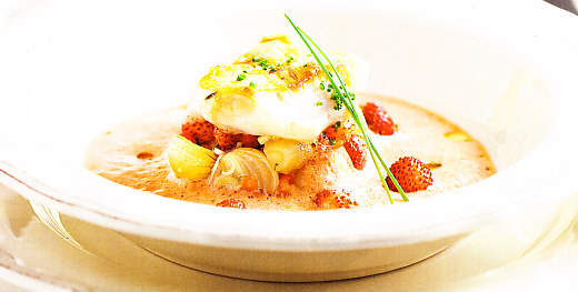 Gazpacho espumoso de fresas con cocochas de bacalao
