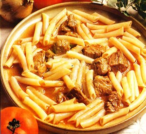 Guiso de carne de falda de vaca con macarrones
