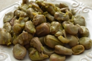 Habas tiernas con leche de almendras