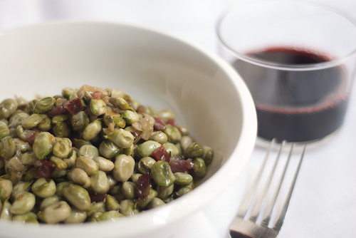 Habitas con jamón y vino blanco