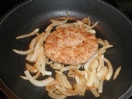 Hamburguesa de pollo con cebolla