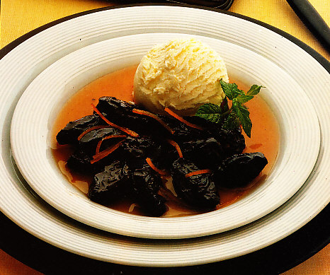Helado con ciruelas y salsa de naranja