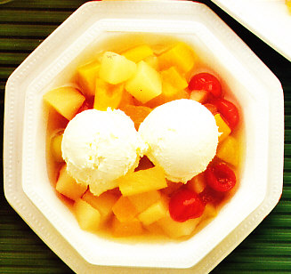 Helado con frutas variadas