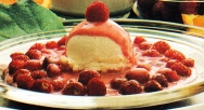 Helado con frutos rojos
