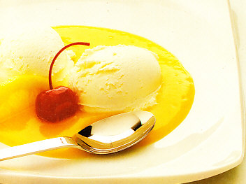 Helado con salsa de albaricoque