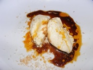 Helado con salsa de frutas escarchadas