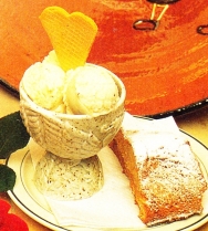 Helado de almendras con gató de almendras