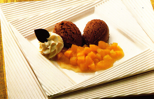 Helado de chocolate con compota de melocotones