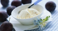 Helado de ciruelas al chocolate
