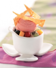 Helado de fresas con ensalada de frutas