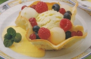 Helado de pistacho con frutas y crema