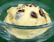 Helado de ron con pasas y nueces
