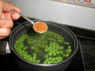 Hervir los guisantes si son congelados, con un poquito de azúcar