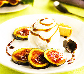 Higos caramelizados con helado de yogur