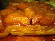 Hojaldre con peras caramelizadas al vino tinto