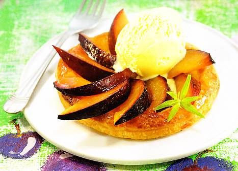 Hojaldre de ciruelas y helado de vainilla