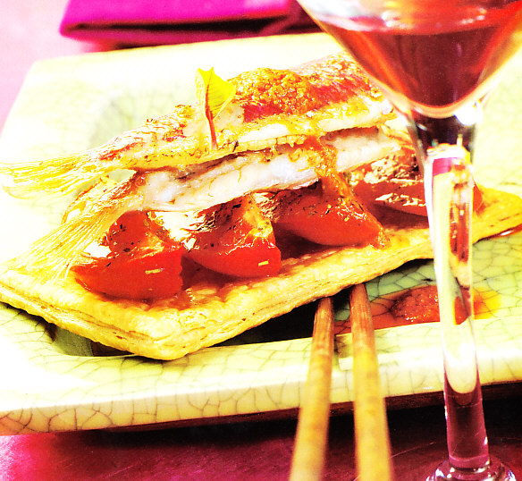 Hojaldre de tomate con salmonetes y romesco