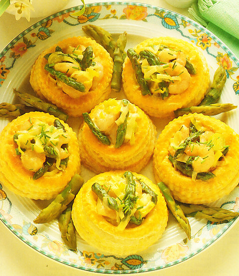 Hojaldres rellenos de gambas y espárragos