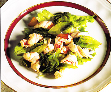 Hojas de lechuga con cigalas salteadas