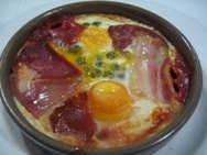 Huevos a la flamenca con guisantes y judías