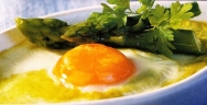 Huevos al horno con crema de espárragos
