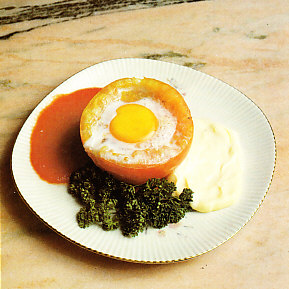 Huevos al nido de tomate