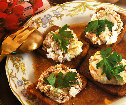 Huevos al nido escalfados al vino tinto con salsa