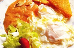 Huevos al plato con salsa de yogur