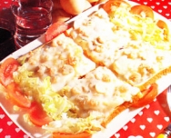 Huevos con gambas y champiñones