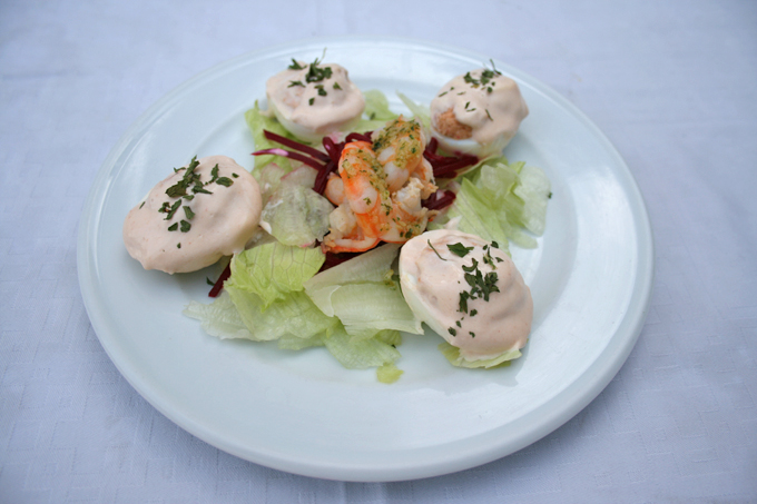 Huevos con langostinos