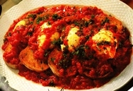 Huevos con salsa de tomate y tostadas