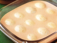 Huevos duros con bechamel rosa