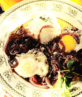 Huevos encebollados